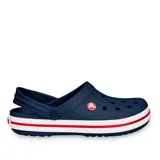 Zuecos Crocs modelo Crocband, color azul marino con suela blanca y raya roja.