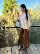 Botas cortas de cuero con efecto desgastado en color chocolate, con taco cuadrado y plataforma. Presentan cierre lateral y punta redondeada.