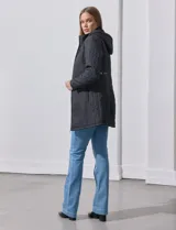 Campera capitoneada verde militar, marca Weatherproof, con abertura central con cierre, bolsillos delanteros y capucha desmontable.