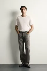 Pantalón jeans de corte recto, color celeste claro con efecto lavado, de cinco bolsillos y tiro medio.