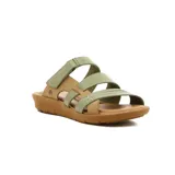 Sandalias planas de mujer con diseño de tres tiras combinadas en tonos verde y marrón. Presentan una suela ergonómica de color marrón y cierre ajustable con velcro en la tira superior.