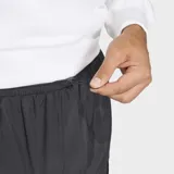 Short Adidas de corte holgado, confeccionado en tejido liso de poliamida. Presenta cintura con cordón de ajuste, bolsillos laterales con cierre y logo reflectante en la pierna.
