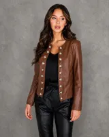 Chaqueta de cuero sintético color marrón, con cuello redondo y cierre frontal de doble botonadura metálica plateada.