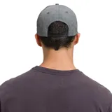 Gorra tipo baseball color gris con efecto desgastado, cuenta con el logo de Caterpillar bordado en la parte frontal en color amarillo. Posee visera curva y cierre metálico ajustable en la parte posterior.