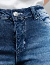 Jean skinny de denim azul con efecto lavado. Pretina con pasadores, botón y cierre. Delantera y trasera con bolsillos.