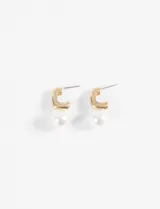 Par de aros dorados con forma de letra C y perlas colgantes.