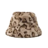 Gorro tipo bucket de piel sintética con estampado animal print de leopardo.