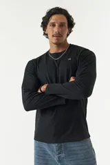 Remera de manga larga para hombre con escote redondo y logo bordado en el pecho.