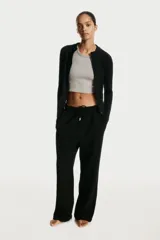 Campera deportiva de corte ajustado en tejido funcional con tecnología DryMove. Presenta cuello elevado, cierre frontal con protección para el mentón, mangas raglán extralargas con abertura para el pulgar y bolsillos laterales con cierre.