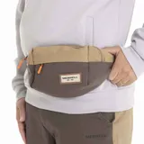 Riñonera Merrell modelo Leghia Small en diseño bicolor verde musgo y beige, confeccionada en nylon resistente. Presenta un compartimento principal y un bolsillo frontal, ambos con cierres y tiradores en contraste color naranja, y un parche con el logo de la marca en la parte frontal.