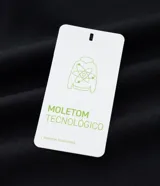 Saco deportivo con capucha y cierre frontal de cremallera, confeccionado en tejido tech fleece. Presenta mangas largas, bolsillos laterales con cierre y puños acanalados, ofreciendo un diseño liviano y térmico.