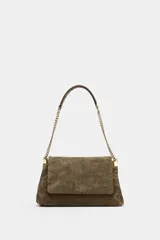 Bolso de hombro confeccionado en piel de ante, con diseño estructurado y solapa frontal con cierre imantado. Presenta pespuntes decorativos en el cuerpo y una correa combinada de cadena metálica dorada y piel.