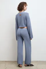 Pantalón de punto color crema, de tiro bajo y corte recto.