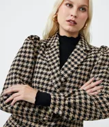 Blazer corto de tweed con estampado de cuadros pied-de-poule, cuello solapa, mangas abullonadas y cierre con doble botón.