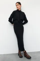 Falda larga color beige de punto con costuras horizontales en perpendicular.