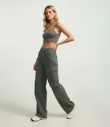 Top cropped de poliamida con escote recto y breteles finos, de diseño ajustado al cuerpo.