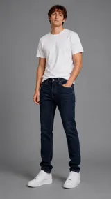 Pantalón jean slim fit para hombre, en color azul oscuro, con diseño clásico de cinco bolsillos y costuras en contraste.