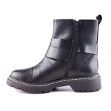 Bota corta negra de cuero con hebilla decorativa y suela track.