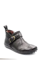 Bota baja de cuero color marrón, estilo botín con elásticos laterales y tira con hebilla metálica ajustable. Cuenta con costuras decorativas pespunteadas y suela de goma con relieve.
