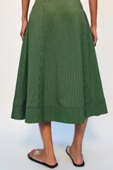Falda midi de tiro alto, confeccionada en hilatura con mezcla de viscosa, con diseño de rayas verticales en tonos verdes y negros. Presenta corte evasé con bajo acabado y cierre con cremallera oculta en la costura.