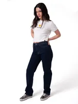 Jeans de denim azul oscuro de tiro alto y corte recto, con costuras en hilo tostado y cierre frontal con botón y cremallera.