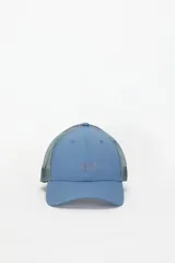 Gorro trucker Levi's de color celeste con visera curva, red grisácea en la parte posterior y logotipo de la marca estampado en el frente.