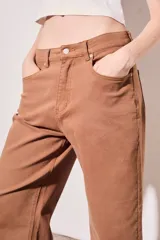 Pantalón de jean color ladrillo, de corte wide leg y tiro medio.