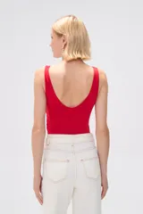 Body negro sin mangas de poliéster, al cuerpo y cuello redondo.