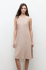 Vestido midi sin mangas de lino color tostado, con diseño de paneles con detalles desflecados en las costuras y un cinturón fino ajustable con hebilla metálica.
