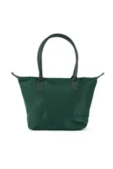 Bolso tipo tote negro de tela impermeable, con doble asa de mano y cierre superior con cremallera. Incluye un colgante decorativo de cordón blanco y negro.