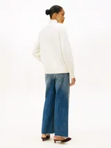 Sweater de Tommy Hilfiger confeccionado en pura lana, con cuello perkins y diseño de manga raglán. Presenta un escudo gráfico distintivo bordado en el pecho y acabados en punto canalé en cuello, puños y bajo.