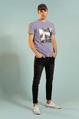 Pantalón de jean negro de corte ajustado.