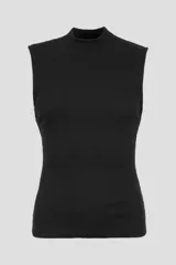 Musculosa negra de punto acanalado con cuello alto.