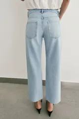 Jeans Z1975 de tiro alto y corte slim, color azul con lavado medio, diseño de cinco bolsillos y bajo sin costuras. Cierre frontal con cremallera y botón metálico.