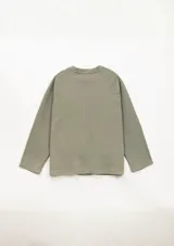 Crewneck de rústico piqué color verde militar con estampado en el frente y la espalda. Mangas ranglan.