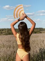 Parte de abajo de bikini tiro alto, modelo vedetina, de hilo color amarillo.