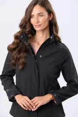 Campera de neopreno color negro, con cuello alto que incorpora una capucha oculta, cierre frontal con solapa, bolsillos laterales funcionales y corte entallado.