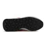 Championes urbanos New Balance modelo U370, con diseño de paneles en tonos beige, gris y rojo. Presentan el logo N característico en el lateral, suela con plataforma bicolor y cierre de cordones.