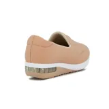 Zapato casual tipo slip-on de lycra color negro, con suela de plataforma blanca y cámara de aire en el talón. Presenta un aplique circular metálico con logo en el empeine.