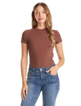 Remera de tejido acanalado con escote a la base y manga corta, confeccionada en modal con elastano.