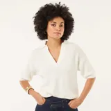 Sweater de punto en color blanco, con cuello polo y escote en pico, de manga corta y diseño holgado.