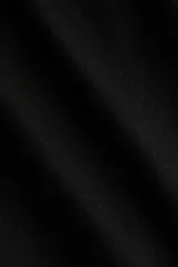 Pollera midi negra de corte recto, con cintura elástica revestida.