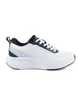 Championes deportivos Umbro modelo Void, con diseño de malla transpirable en color blanco y detalles en negro. Presentan una suela con amortiguación elevada y el logo de la marca en el lateral.