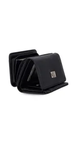 Billetera corta de cuero sintético color negro, con cierre a presión y placa metálica decorativa. Cuenta con múltiples compartimentos internos para tarjetas, visor y billetes, además de un compartimento posterior con cierre.