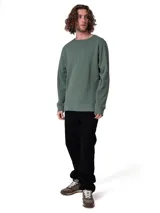 Buzo de cuello redondo color verde militar, confeccionado en French terry con puños, cuello y cintura de canalé. Cuenta con una pequeña etiqueta con el logo de la marca en el dobladillo inferior izquierdo.