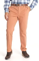 Pantalon tipo chino de corte recto, color naranja suave, con cierre frontal de cremallera y boton, bolsillos laterales y traseros.