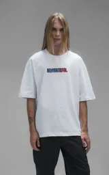 Remera blanca de corte oversize con cuello redondo y mangas cortas. Presenta un estampado central en la espalda con los personajes Goku y Goten de Dragon Ball.