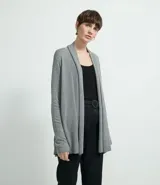 Cardigan largo de tejido de punto, color terracota, con mangas largas y diseño abierto sin cuello ni cierres.