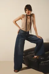 Jean de corte oxford y tiro medio, confeccionado en denim de color azul clásico. Presenta un diseño de pierna ancha y holgada, con cierre frontal y bolsillos laterales y traseros.