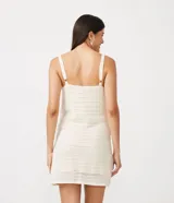 Vestido corto de punto con técnica de ganchillo, diseño de cuadros multicolores en tonos pastel y marrón, tirantes finos y escote en V.